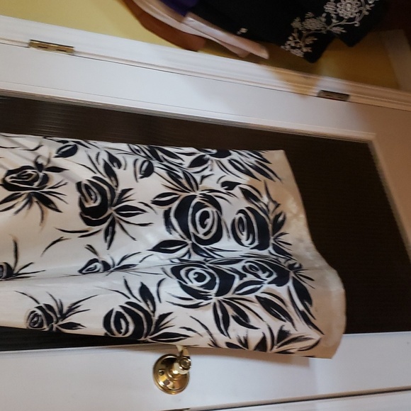 Ladies summer short sleeve satin dress - Picture 2 of 4